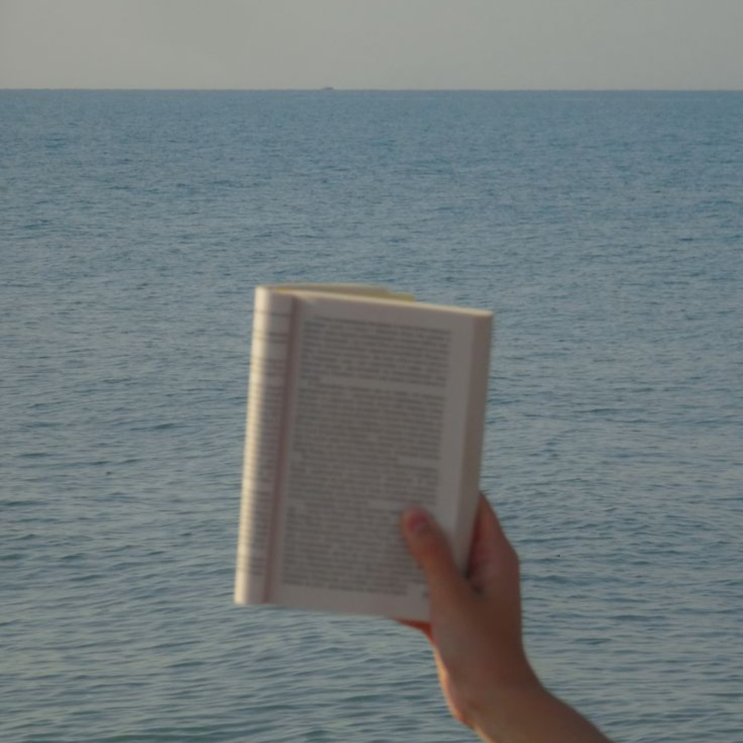 Les ténèbres s’invitent sur le sable : 4 lectures true crime à dévorer cet été